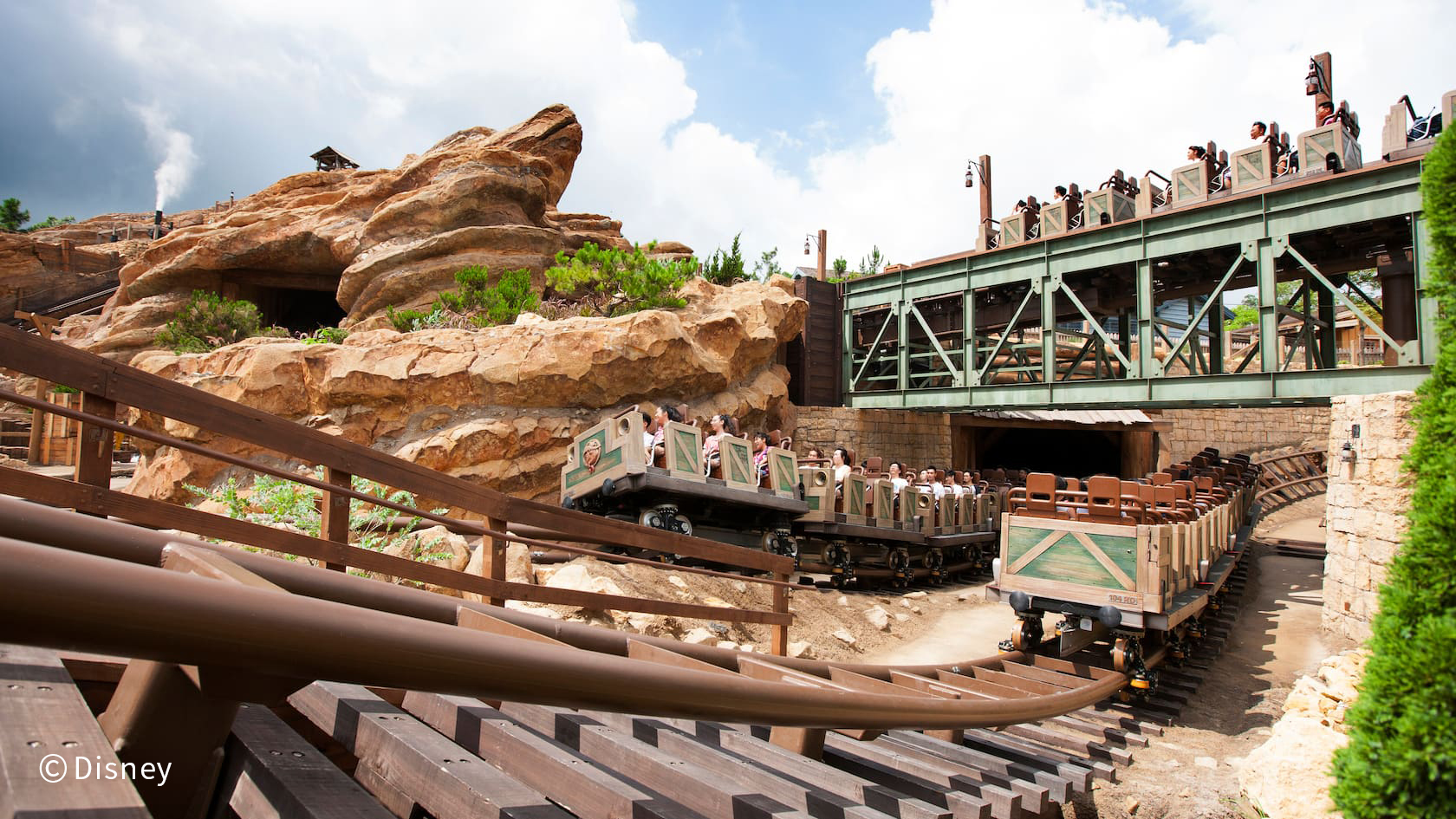 hkdl-att-big-grizzly-mountain-runaway-mine-cars-hero-00.jpg